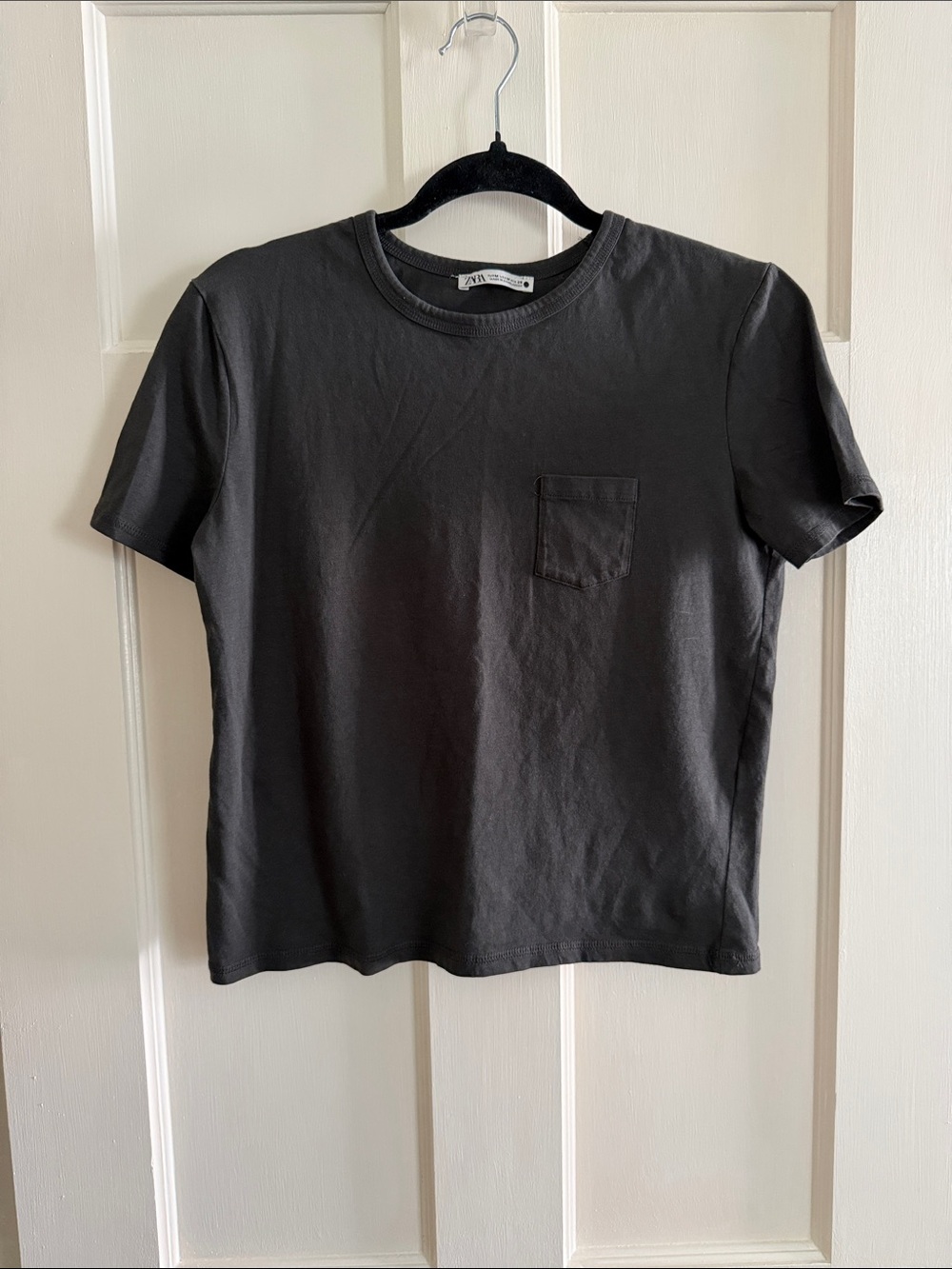 🧢 Zara dark gray short sleeve pocket tee. Size M.